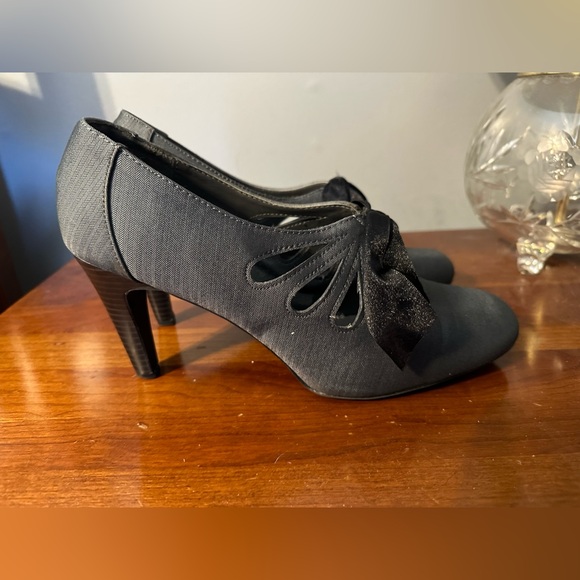 Ann Marino Bow Heels - Picture 1 of 6